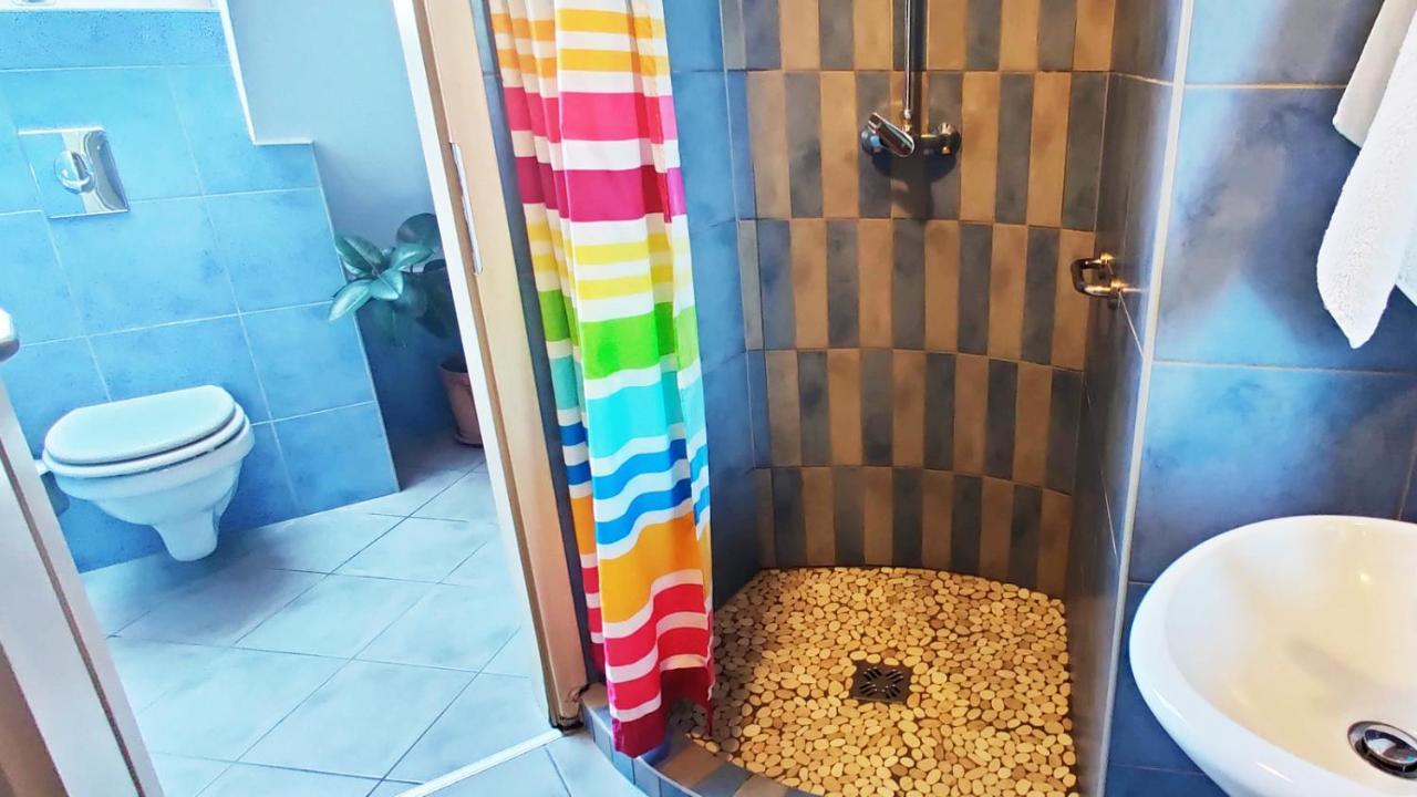 Einzelbett im gemischten Schlafsaal